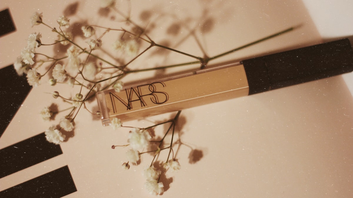 Champs de fleurs, ateliers d'extraction et nez experts : la région de Grasse concentre un savoir-faire unique au monde dans l'art de la parfumerie.