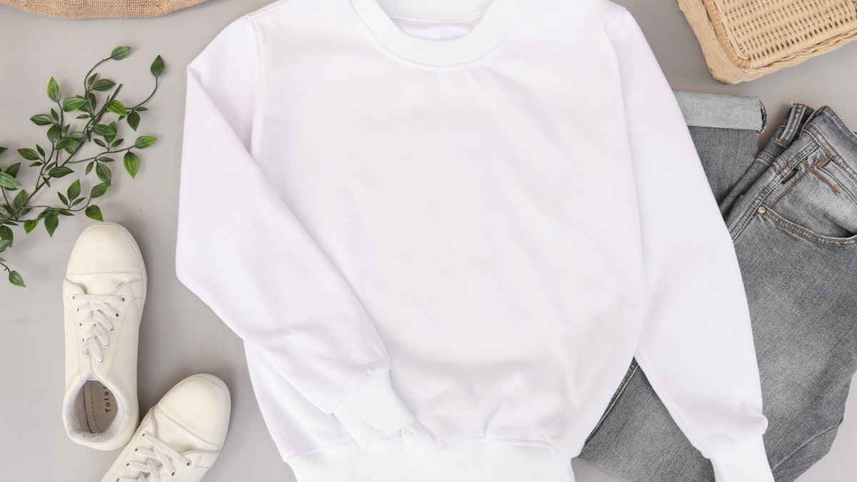 Des montagnes de vêtements produits pour être portés quelques fois : c'est ce modèle que la loi française veut freiner.