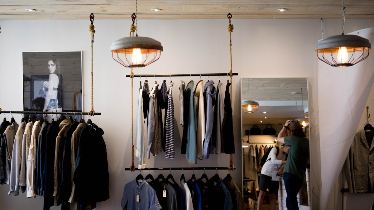 Chanel demeure l'un des piliers du luxe français, une maison dont la direction artistique est scrutée par toute l'industrie.